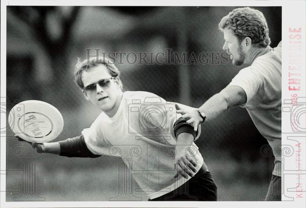 1986 Press Photo Bob Reinsch and teammate during Frisbee practice at East High- Historic Images