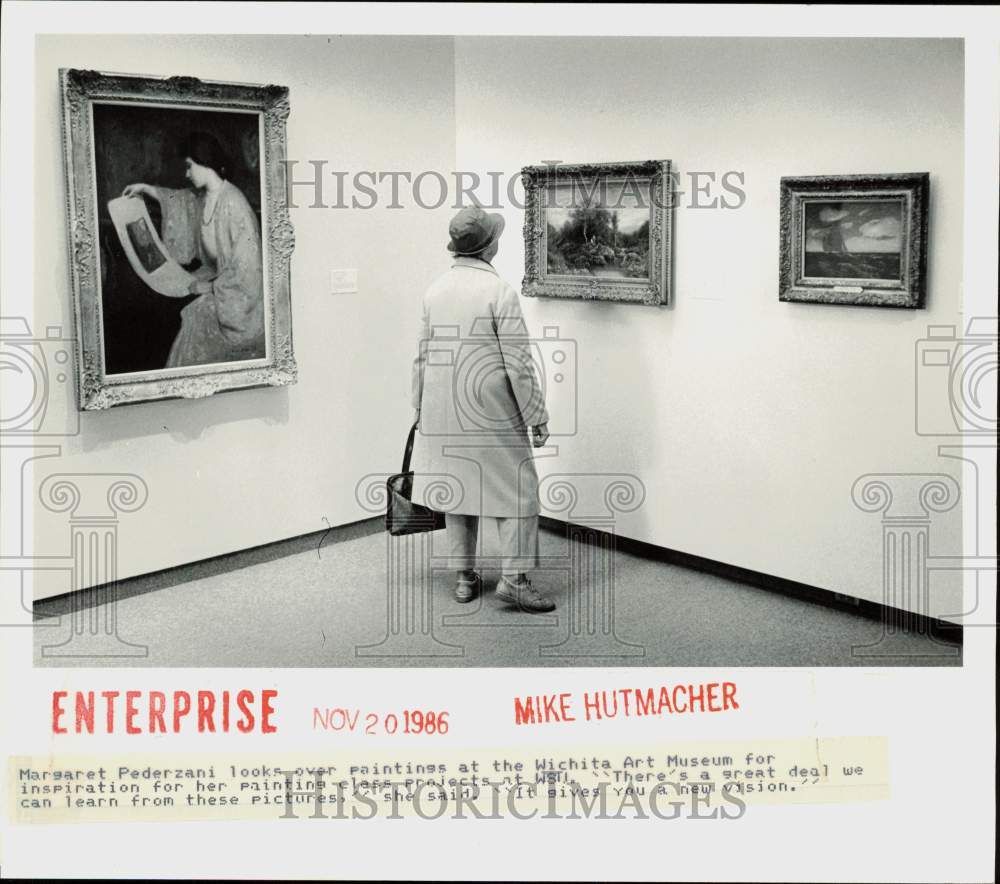 1986 Press Photo Margaret Pederzani views paintings at Wichita Art Museum- Historic Images