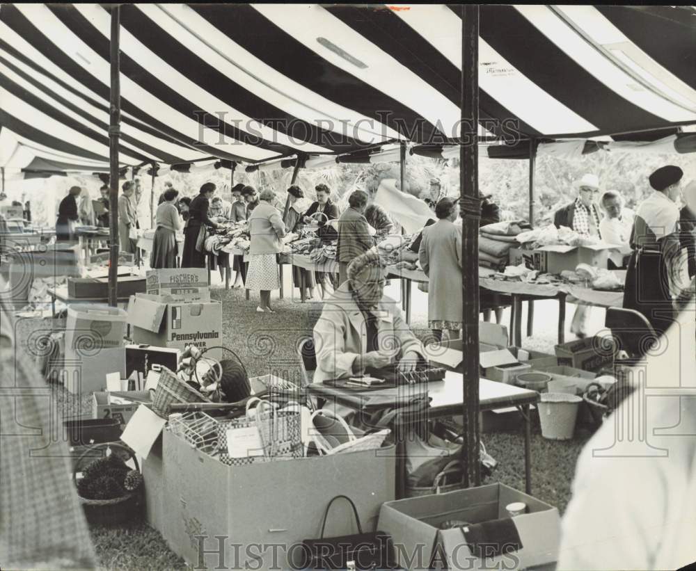 1960 Press Photo Visitors browse through items at Fairchild Gardens Ramble- Historic Images