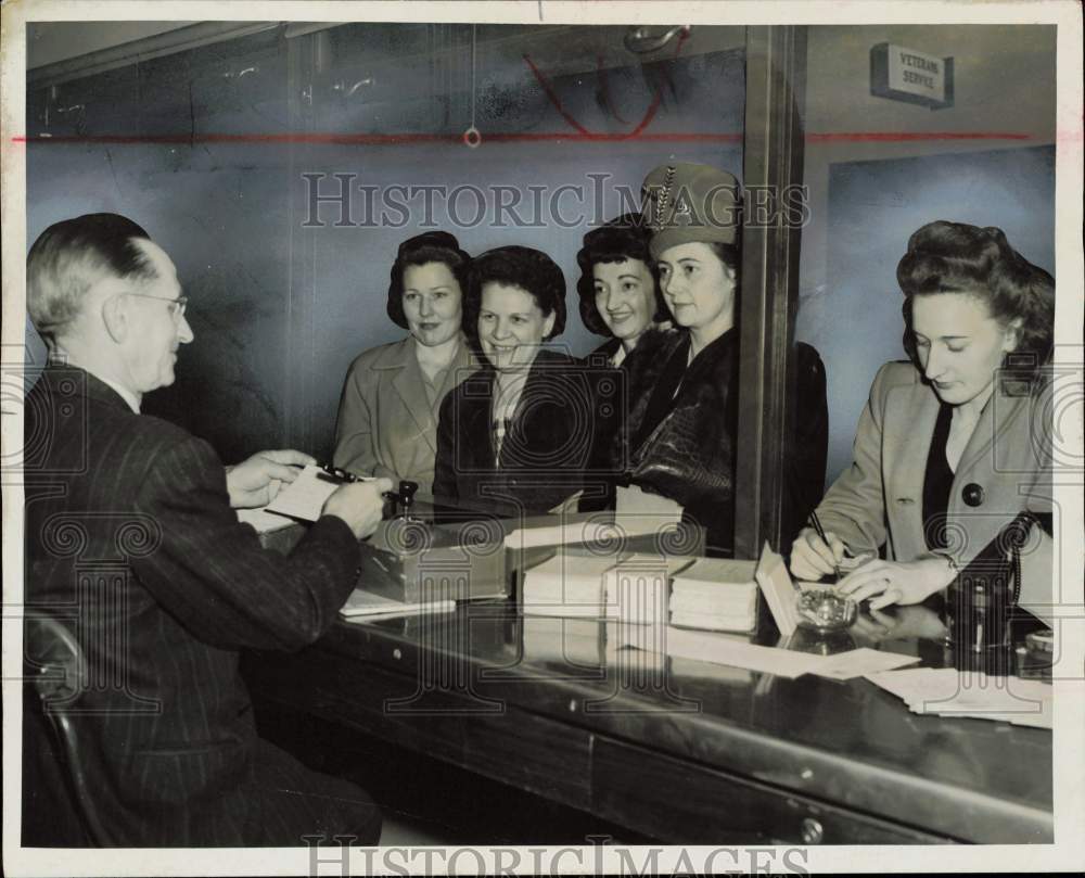 1946 Press Photo Amalgamated Clothing Workers of America register to vote- Historic Images