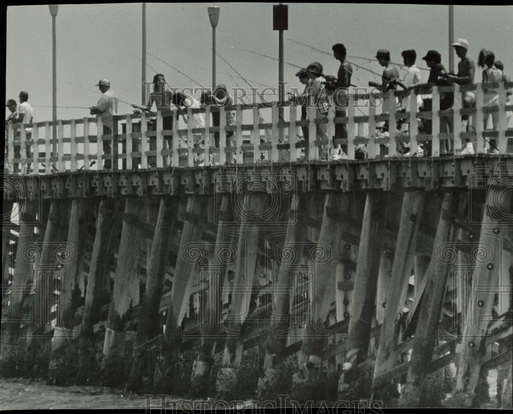 1990 Press Photo Fishermen line up on the Haulover Fishing Pier hoping for catch- Historic Images