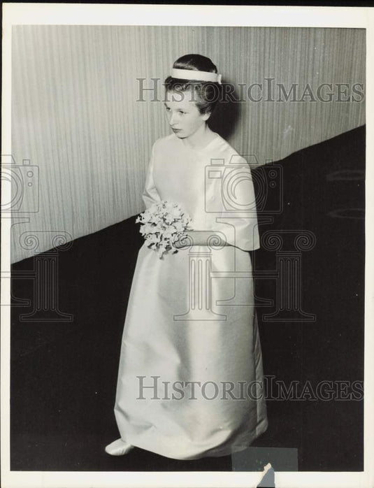 1963 Press Photo Britain's Princess Anne arrives at Westminster Abbey in London- Historic Images