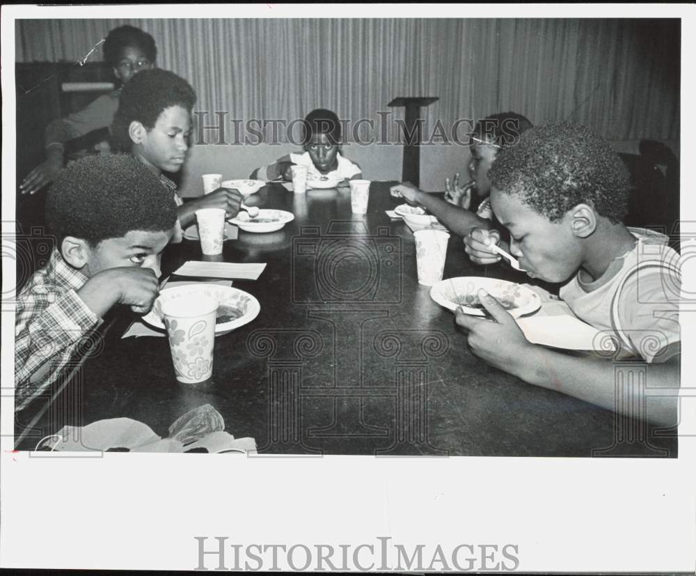 1978 Press Photo Boys eat soup at after-school program at East Cherry Y.W.C.A.- Historic Images