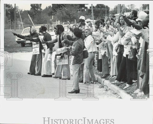 1978 Press Photo Striking workers taunt replacements at St. Petersburg, FL plant- Historic Images