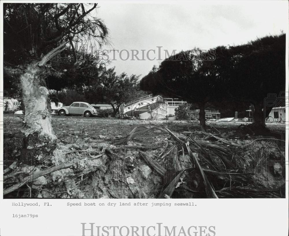 1979 Press Photo Speed boat on dry land after jumping seawall in Florida- Historic Images