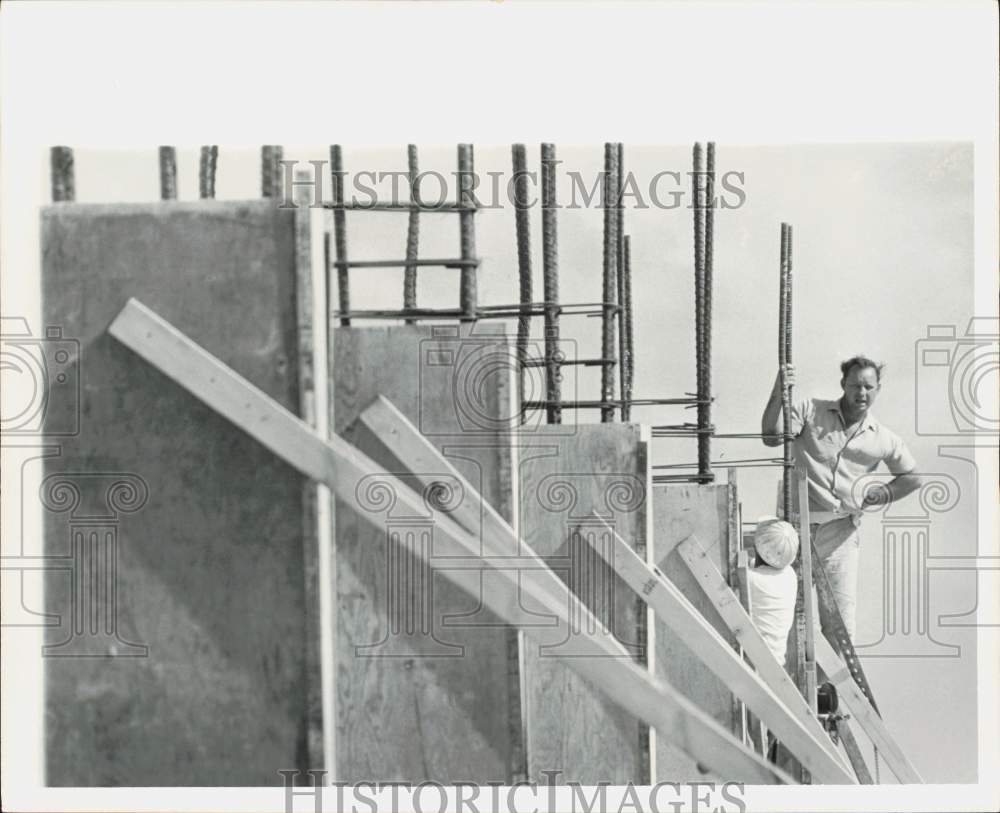 1967 Press Photo Construction of hotel at South Beach, Florida - lra51286- Historic Images