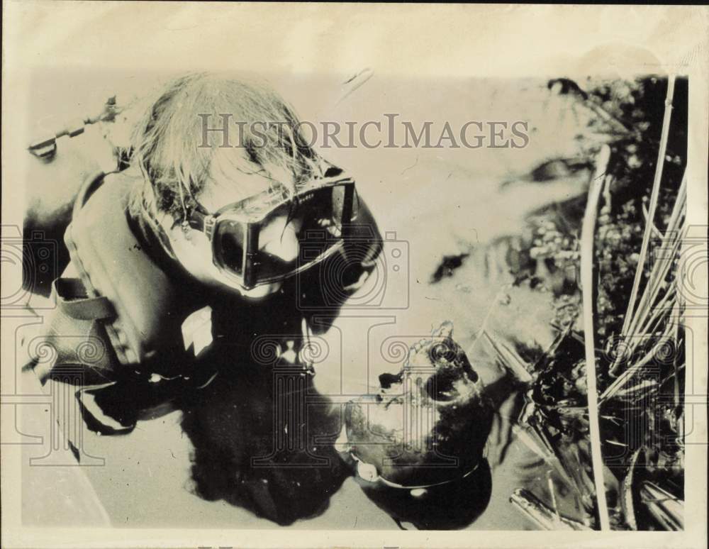 1976 Press Photo A scuba diver found a human skull in the water - lra51305- Historic Images