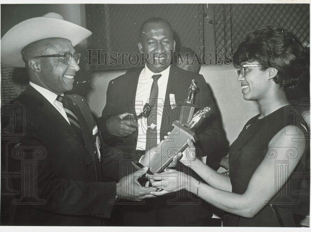 1964 Press Photo James Flanigan awards Beverly Holmes at YMCA dinner - lra51995- Historic Images