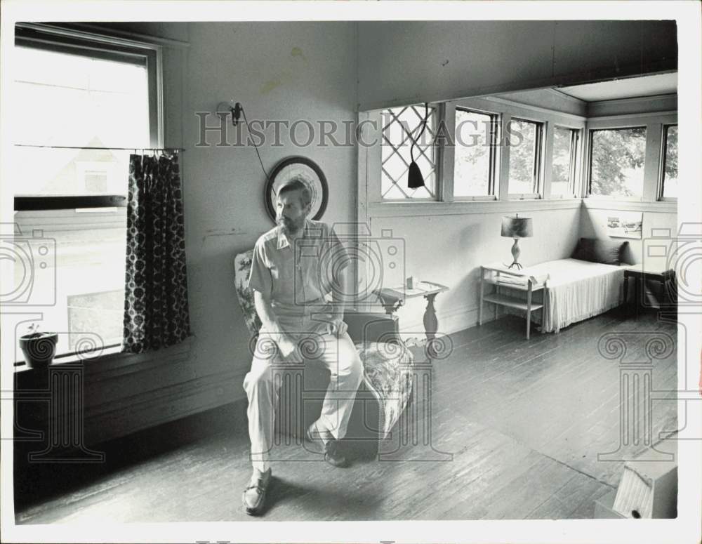 1965 Press Photo Joseph Myers sits in a room where a tenant committed suicide- Historic Images