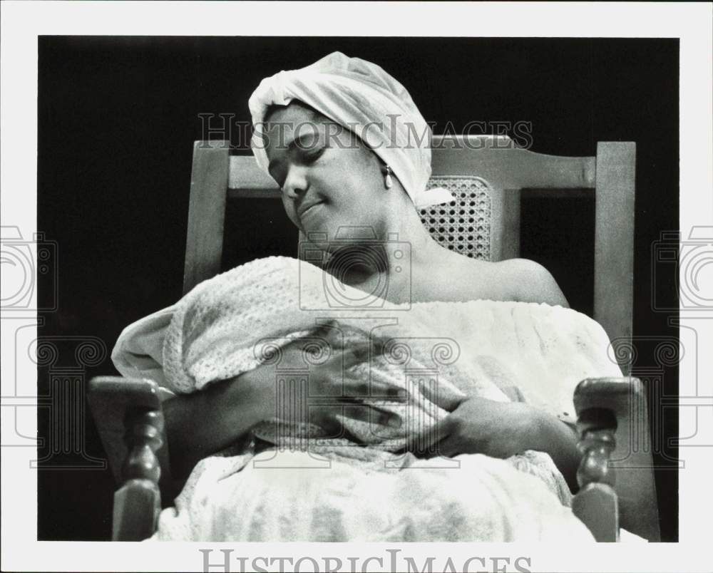 1993 Press Photo Loly Lopez performs skit at Miami-Jackson high school- Historic Images