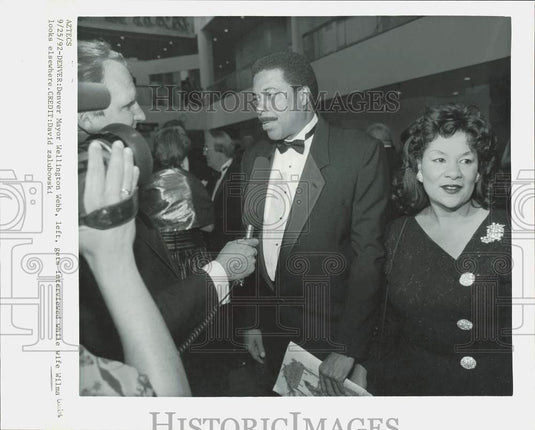 1992 Press Photo Denver Mayor Wellington Webb and wife surrounded by newsmen- Historic Images