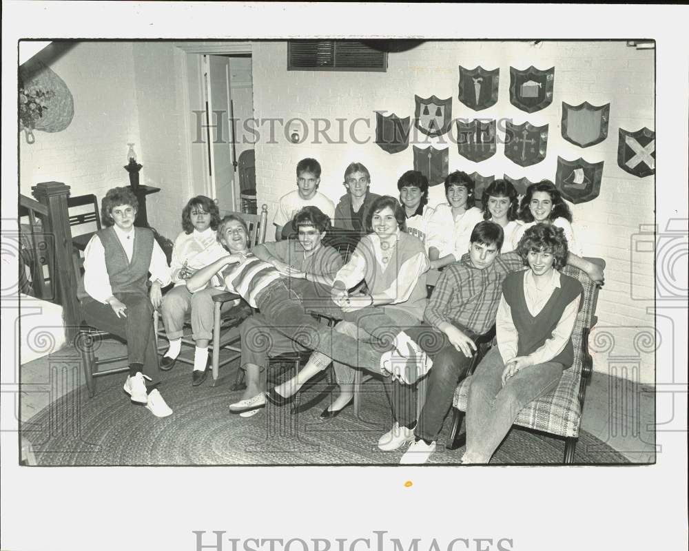 1987 Press Photo Bethpage Senior High members pose at Hospice of Cabarrus County- Historic Images