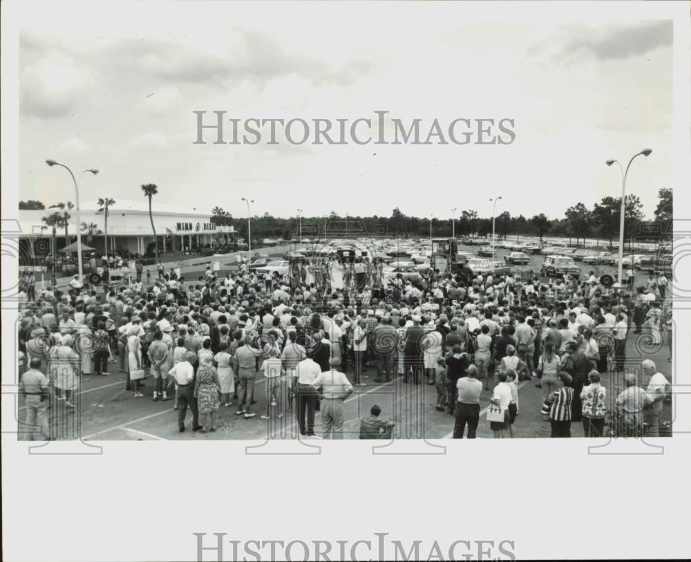 1972 Press Photo Spectators watching Miss Spring Hill beauty contest in Florida- Historic Images