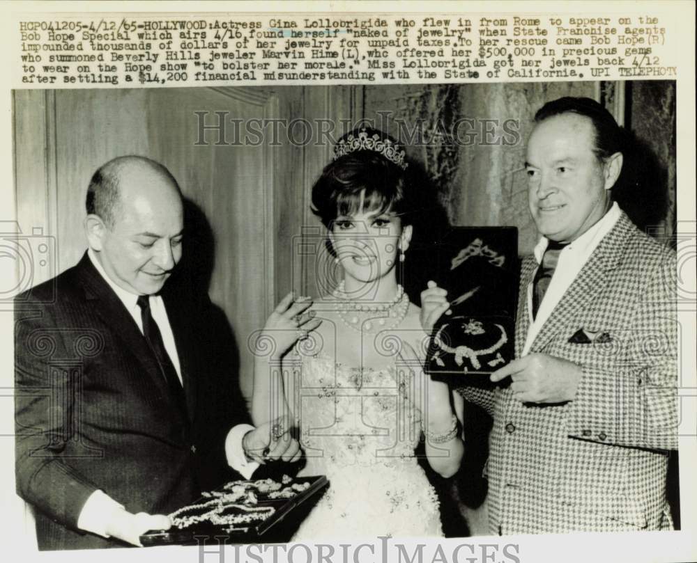 1965 Press Photo Actress Gina Lollobrigida poses with Bob Hope and Marvin Hime- Historic Images