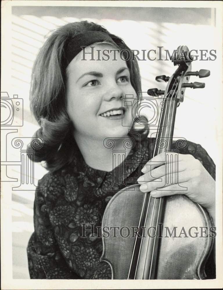 1964 Press Photo Lucie Womack of Charlotte Symphony holds a violin - lra54711- Historic Images