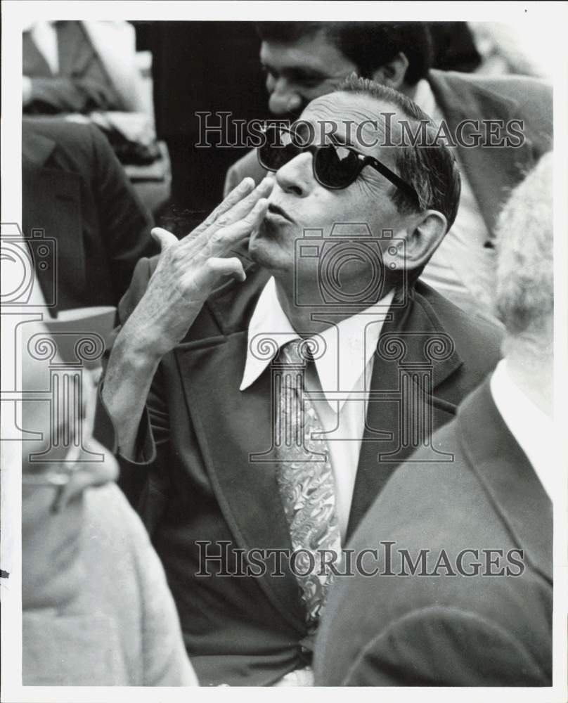 1980 Press Photo Late Mayor James Curley&#39;s son Frank blows kisses to the crowd- Historic Images