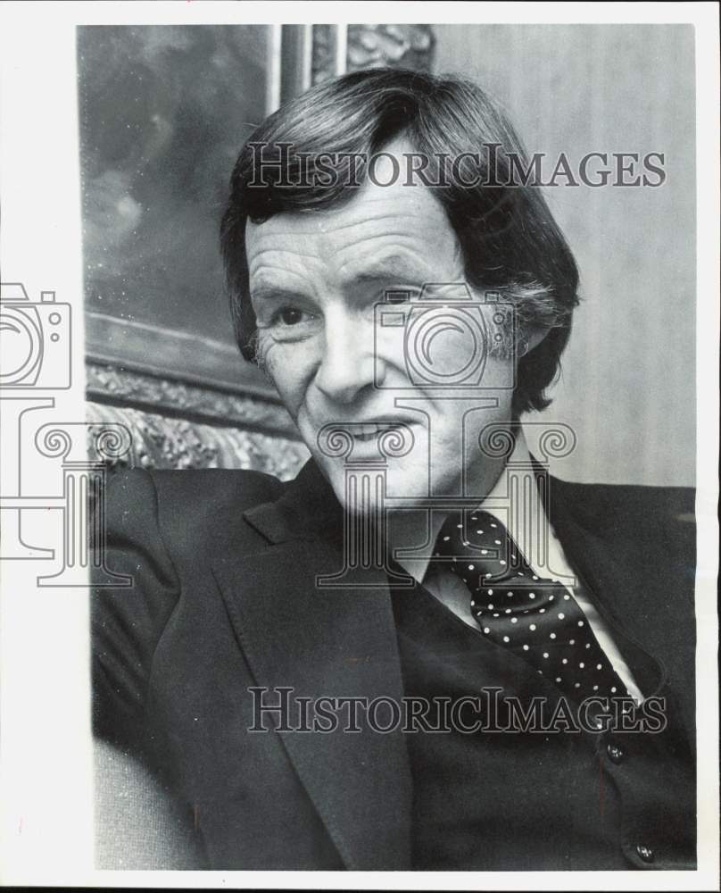 1977 Press Photo Orson Bean talks about &quot;To Tell The Truth&quot; game show- Historic Images