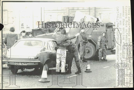 1975 Press Photo British army men resume their stop & search routine in Belfast- Historic Images