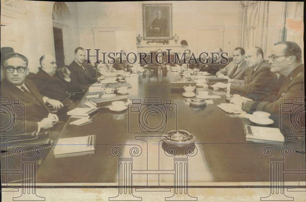 1969 Press Photo Richard Nixon confers with his top advisers at the White House- Historic Images