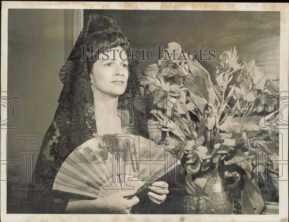 1969 Press Photo Mrs. Richard Giblin wears Spanish mantilla at Candlelight Ball- Historic Images