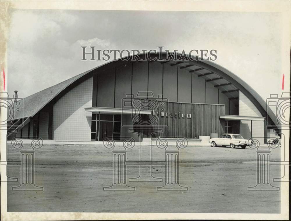 1965 Press Photo Exterior view of Porterville College Gymnasium in Tulare County- Historic Images