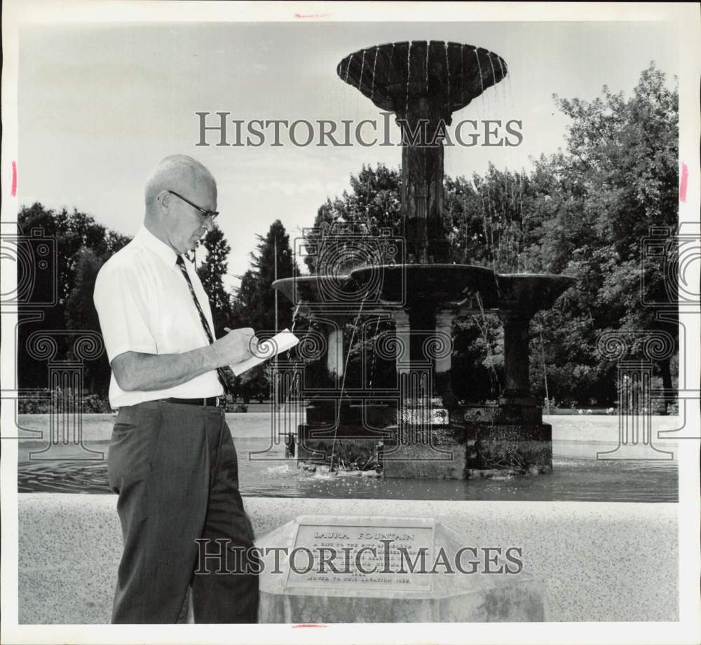 1966 Press Photo Arnold Henderson inspects Laura&#39;s Fountain in Mercer County- Historic Images