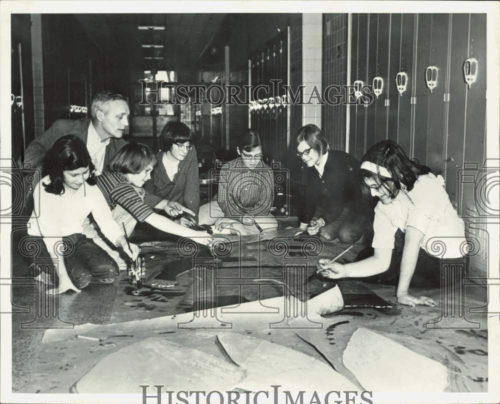 1970 Press Photo Albert Cullum &amp; students prepare props for Shakespeare Festival- Historic Images