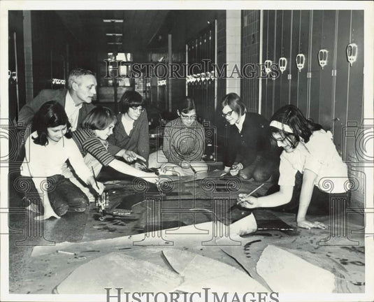 1970 Press Photo Albert Cullum & students prepare props for Shakespeare Festival- Historic Images