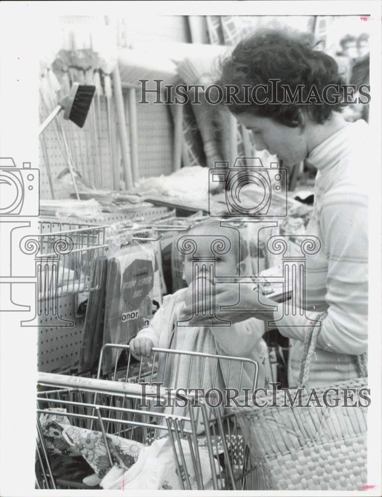 1970 Press Photo Priscilla Ritchie gives Dorothy a bottle while grocery shopping- Historic Images