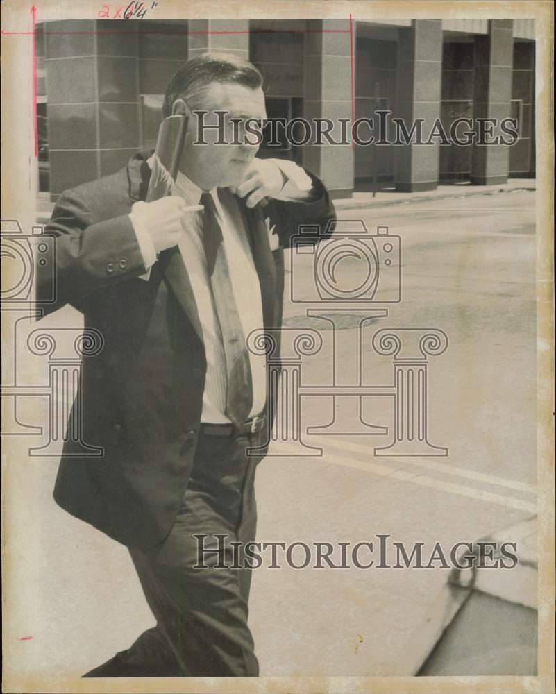 1968 Press Photo Senator Richard &quot;Dick&quot; Fincher fixing coat as he walks- Historic Images