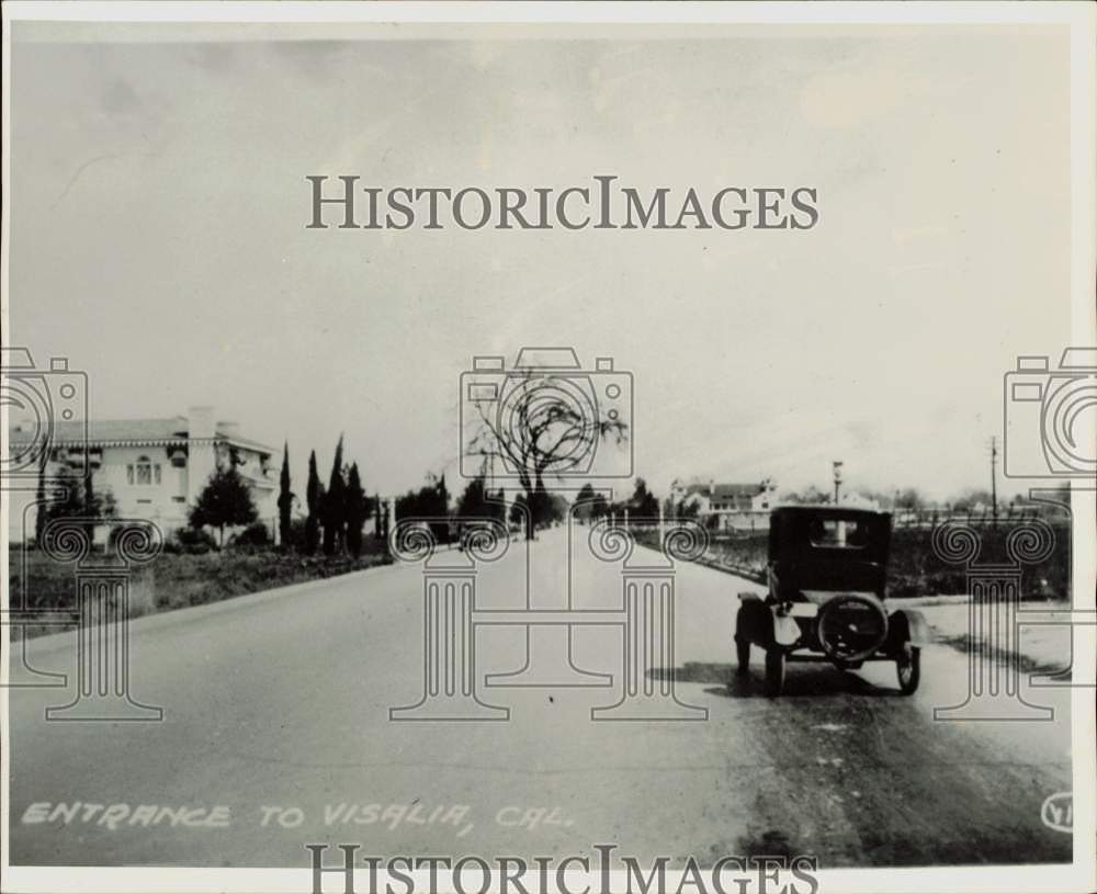 Press Photo A car enters Visalia as Benjamin Dudley&#39;s home is seen on left- Historic Images