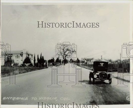 Press Photo A car enters Visalia as Benjamin Dudley's home is seen on left- Historic Images