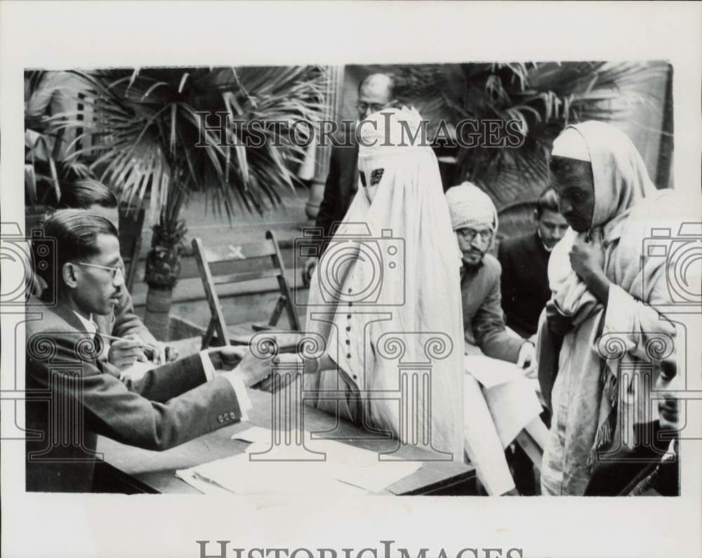 1952 Press Photo Officer puts indelible ink to forefinger of a voter in India- Historic Images