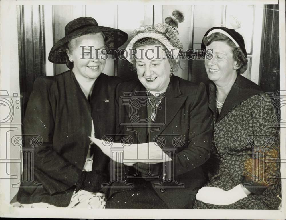 1951 Press Photo Mmes. James Culhane, Daniel McDevitt &amp; Edward Friel read letter- Historic Images