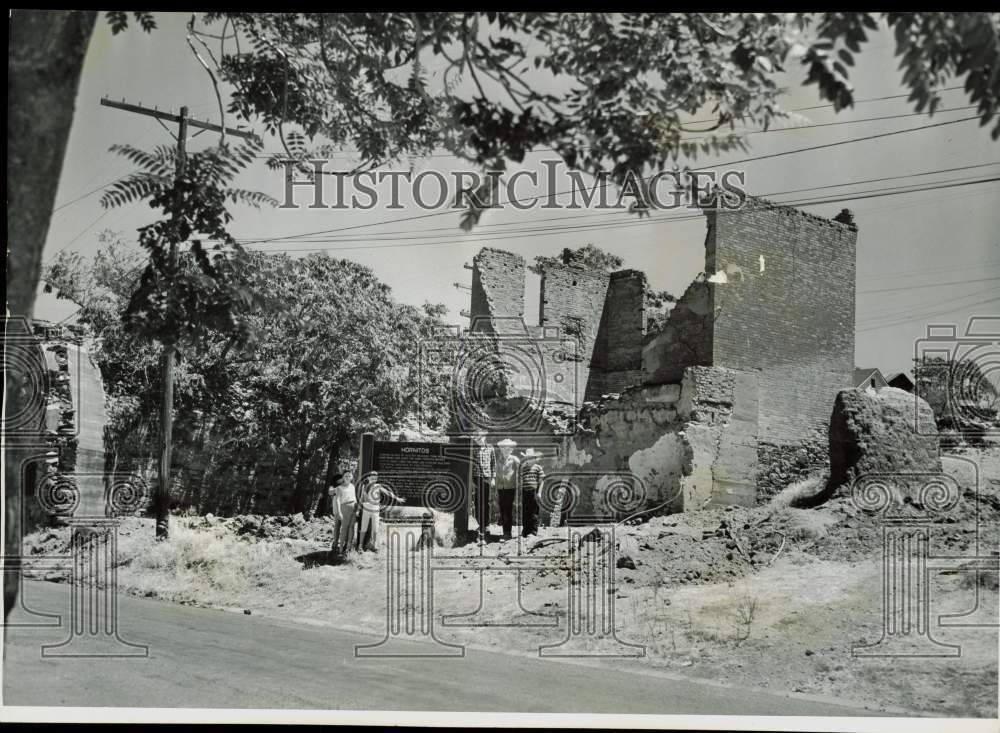 1960 Press Photo Kids pose in front of ruins of D. Ghirardelli store in Hornitos- Historic Images