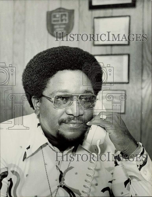 1974 Press Photo Dave Fincher of Fincher's Incorporated answers phone in office- Historic Images