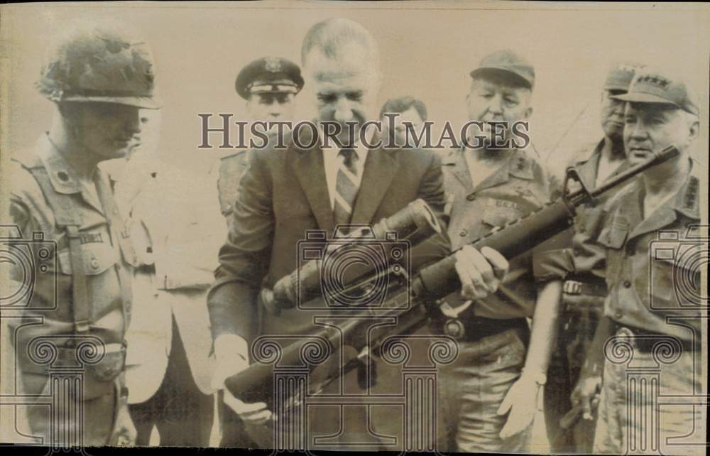 1970 Press Photo Vice President Spiro T. Agnew inspects rifle at Camp Wagner- Historic Images