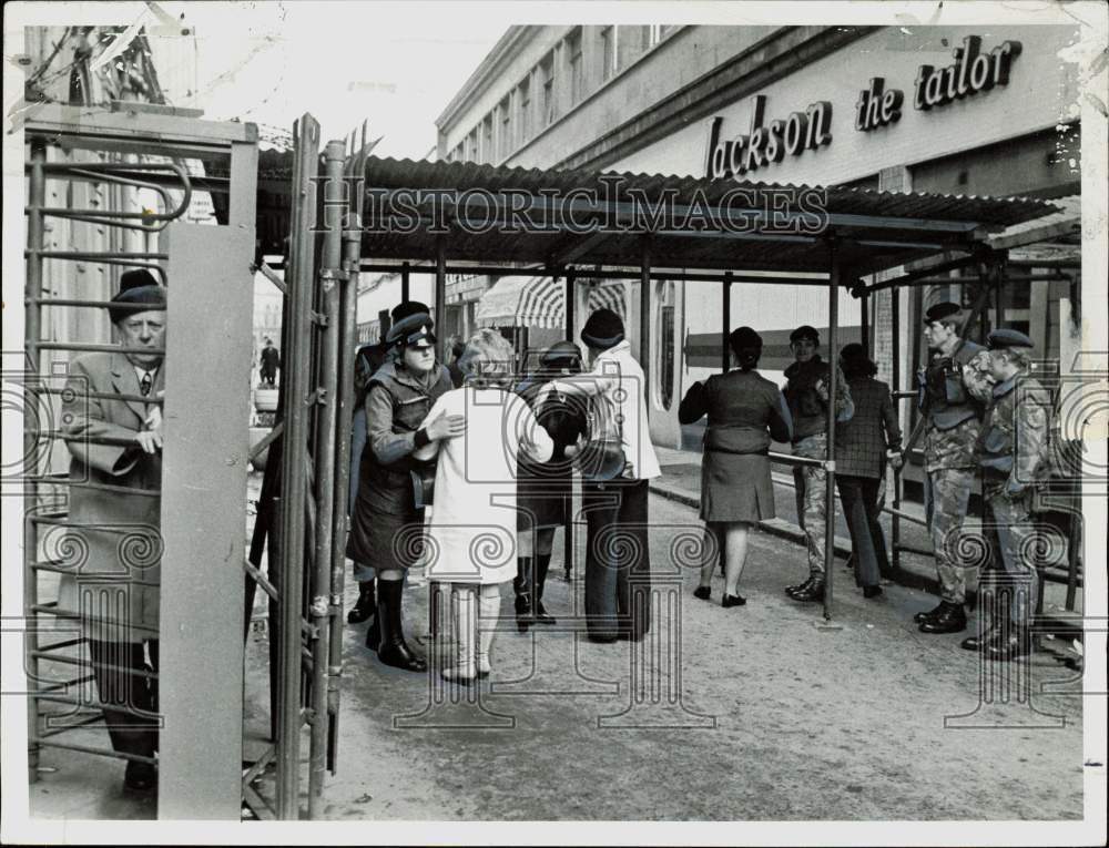 1974 Press Photo Police frisk shoppers at entrance to Belfast shopping area- Historic Images