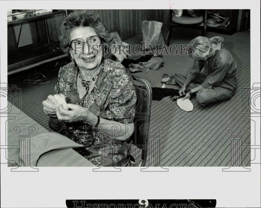 1987 Press Photo Mary Fascell works on a stuffed animal at St. Augustine Church- Historic Images