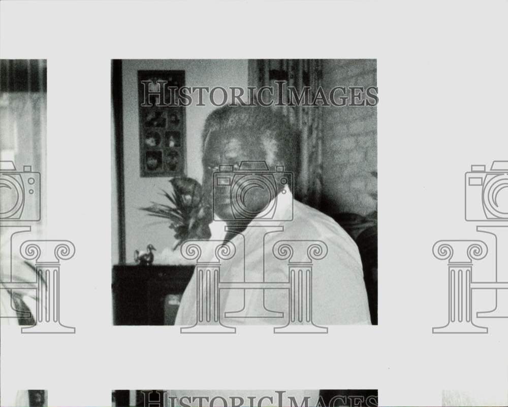 1991 Press Photo Eduard Dap of Suriname poses at his home - lra57847- Historic Images