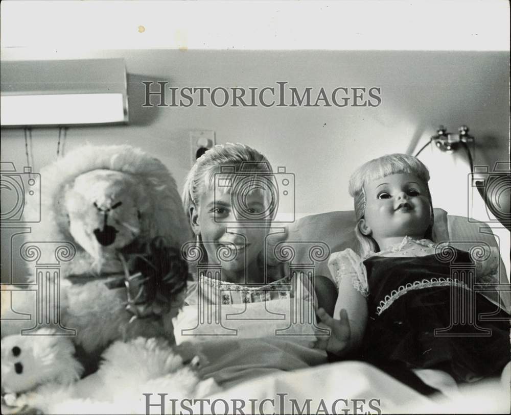 1962 Press Photo Terry Jo Duperrault poses with toys in her hospital bed- Historic Images