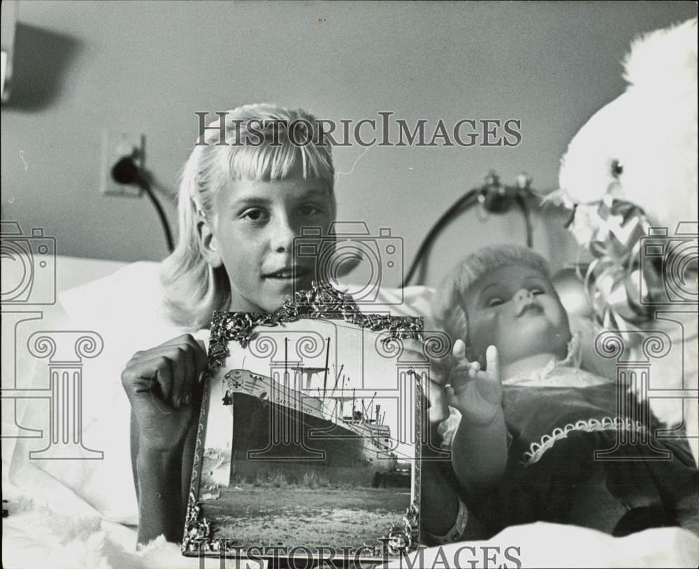 Press Photo Terry Jo Duperrault holds picture of Captain Theo after her rescue- Historic Images