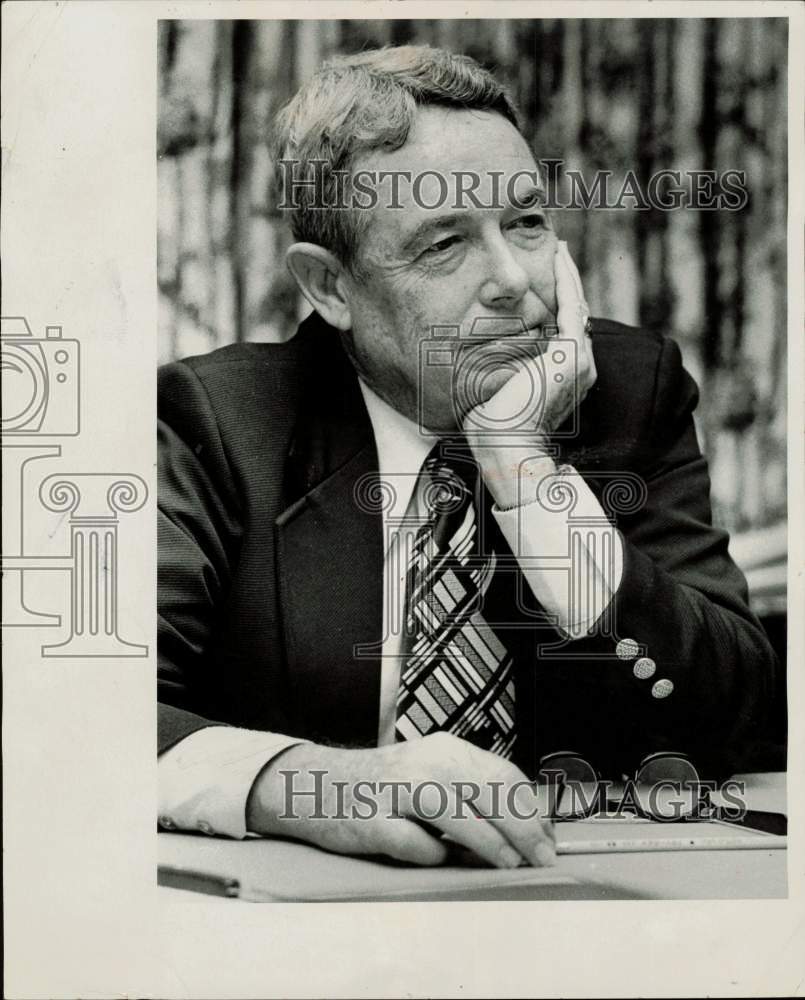 1975 Press Photo Attorney Joseph Farish Jr. listens during meeting - lra58022- Historic Images