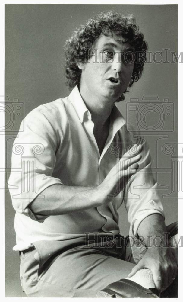 1983 Press Photo David Fanning gestures as he speaks in Miami - lra58976- Historic Images