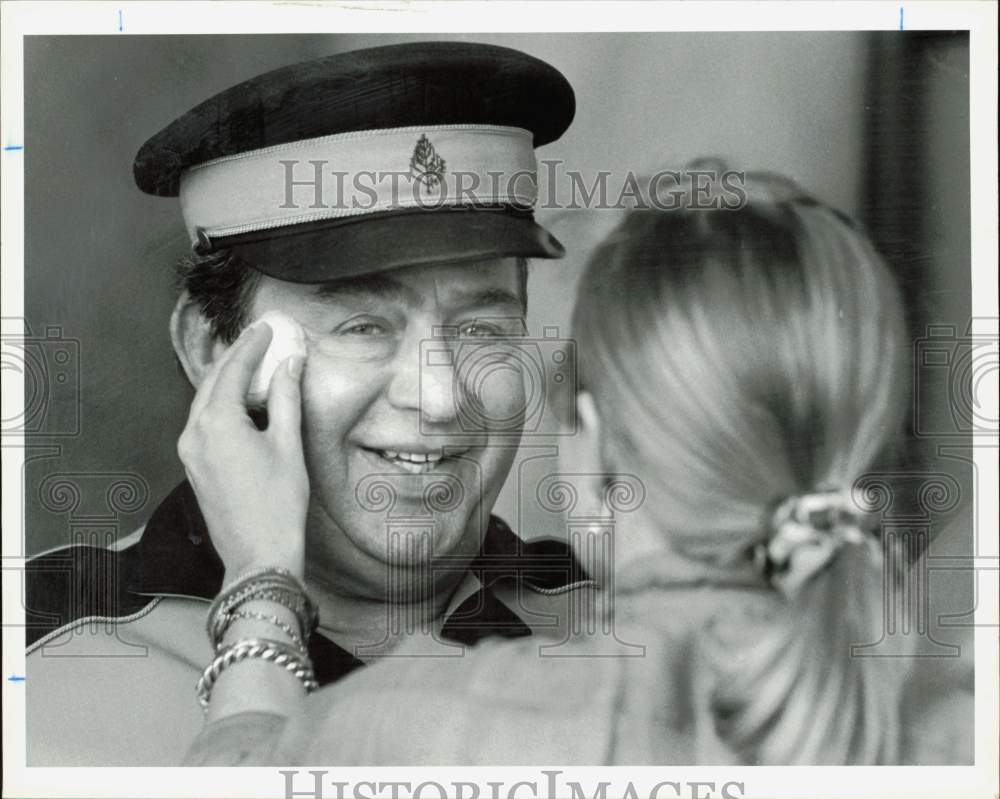 1991 Press Photo Tony Coviello of Four Seasons gets his face wiped by assistant- Historic Images