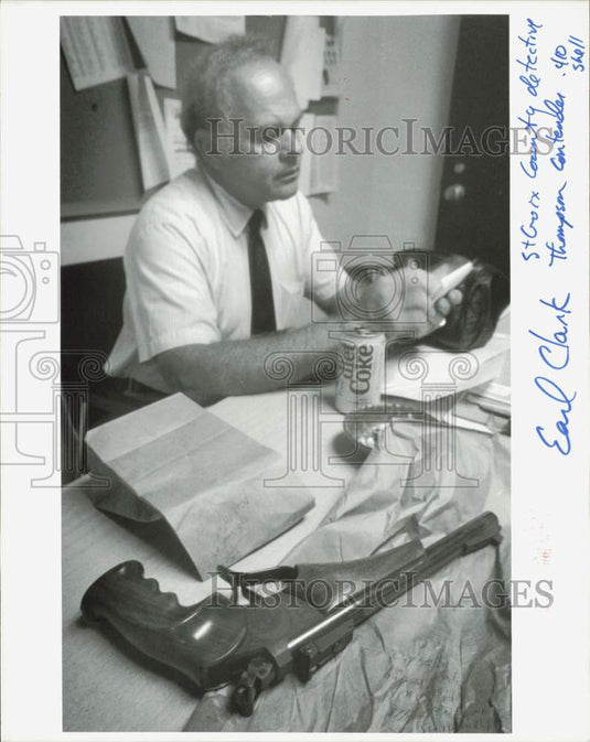 1988 Press Photo St. Croix County detective Earl Clark works a murder case- Historic Images
