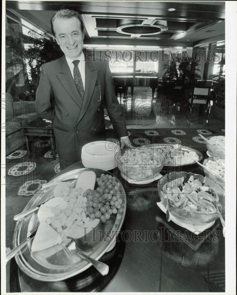 1987 Press Photo Peter Hinzman with some of the fare at Four Season&#39;s Hotel- Historic Images