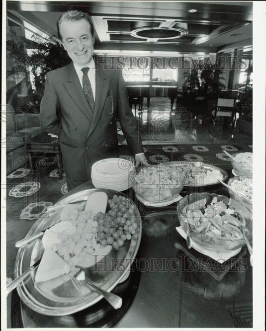 1987 Press Photo Peter Hinzman with some of the fare at Four Season's Hotel- Historic Images