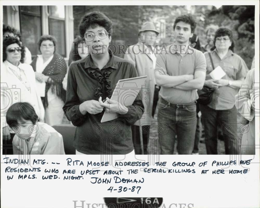 1987 Press Photo Rita Moose Speaks to Residents About Serial Killer, Minneapolis- Historic Images