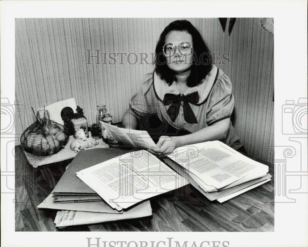 1985 Press Photo Ann Voigt works to fight pornography at Rosemount home- Historic Images